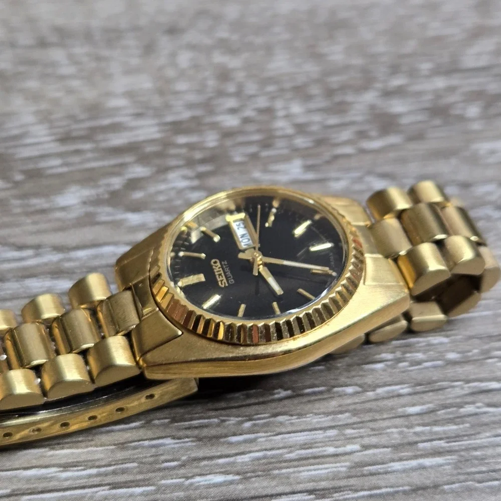 Seiko Quartz Women's Gold Tone Watch Black Dial Day Date Fluted Bezel 7N83-006M
